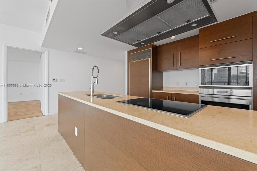Building Photo - 495 Brickell Ave