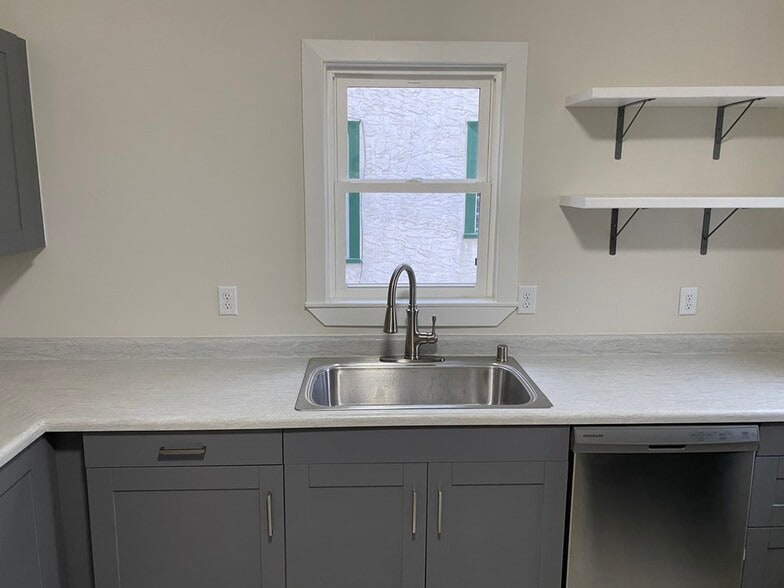 Kitchen Sink with Pull-Down faucet - 3052 California St NE