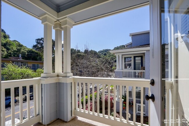 Building Photo - 3 Bed / 2.5 Bath beautiful end unit townhome with tons of upgrades. YouTube Tour!!