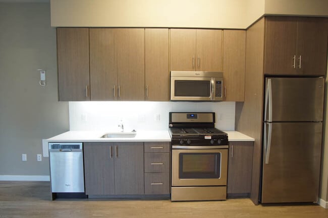 Building Photo - Stylish Garden Level-1 Bdr  w/ Dishwasher & Laundry in Sellwood!