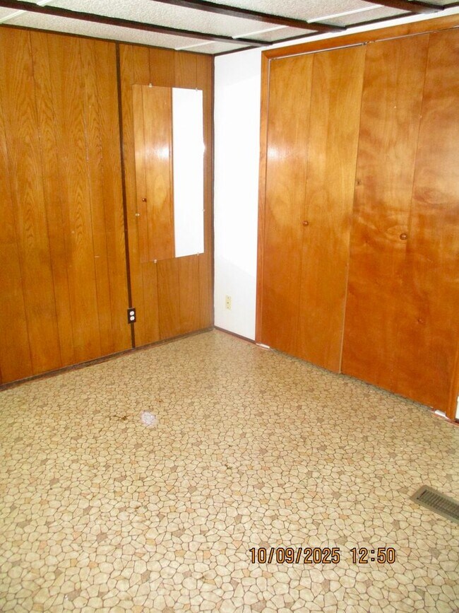 Building Photo - Charming 2-bedroom, 1-bathroom home locate...