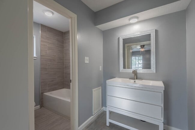 Building Photo - 423 Gentilly Dr