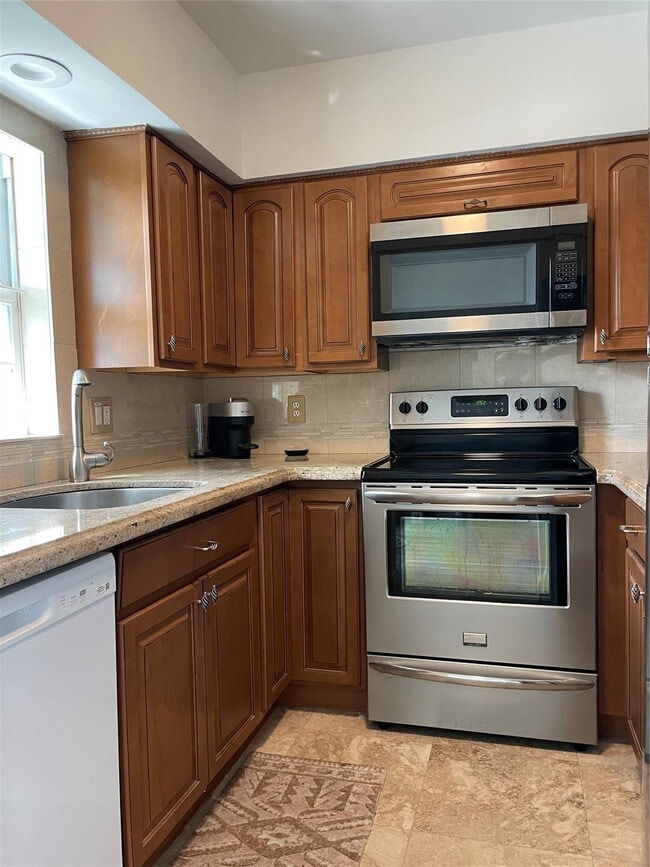 Building Photo - 2708 NE 14th Street Causeway