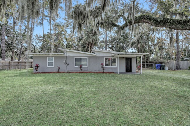 Primary Photo - Newly renovated 3 bedroom/1 bathroom home ...