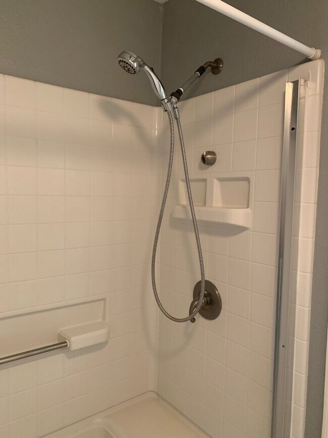 Building Photo - Maui Gardens ground floor 2 bedroom 1.5 ba...