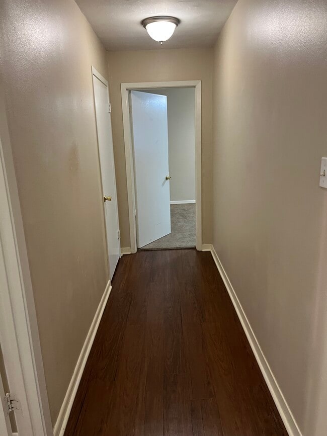 Building Photo - 2100 Vail Dr