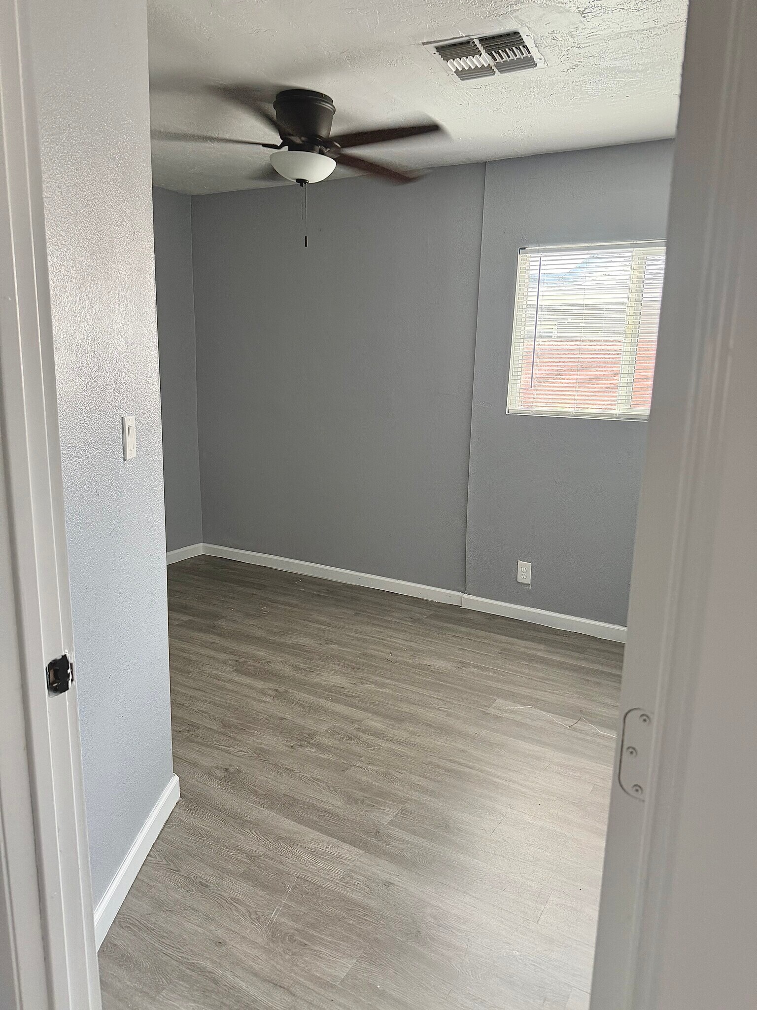 Building Photo - 2615 W Morten Ave