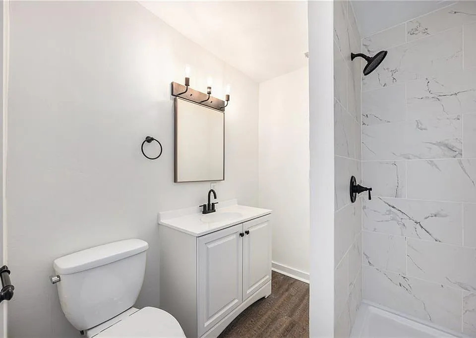 Full Bathroom - 4029 McGee St