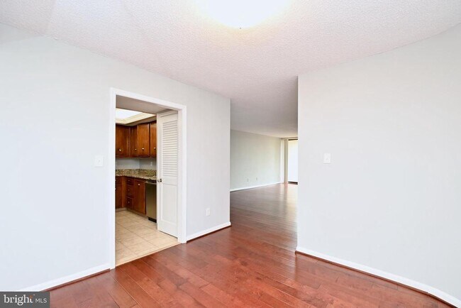 Building Photo - 1101 S Arlington Ridge Rd