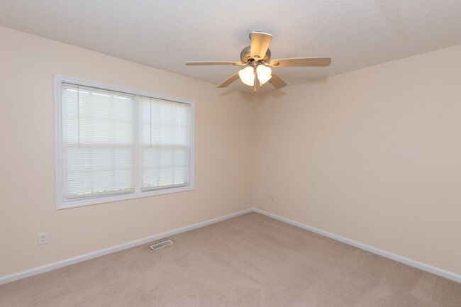 Building Photo - MOVE IN READY!!