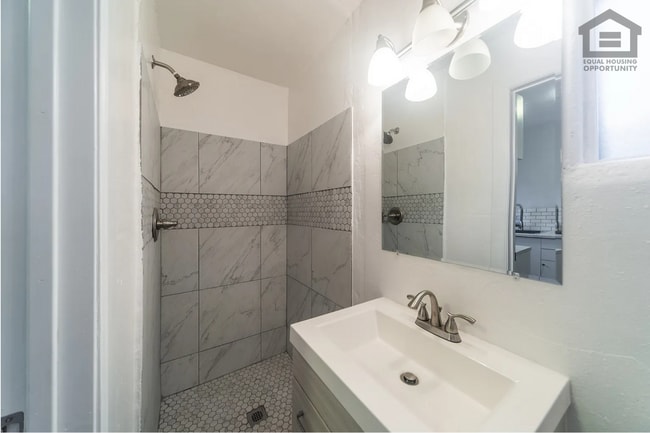 Building Photo - 433 N 14th St