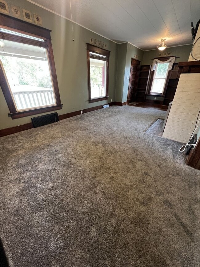 Building Photo - Spacious 4 Bedroom, 2 Bathroom Home