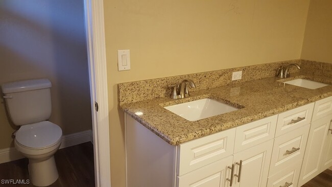 Building Photo - 12080 Moss Dr