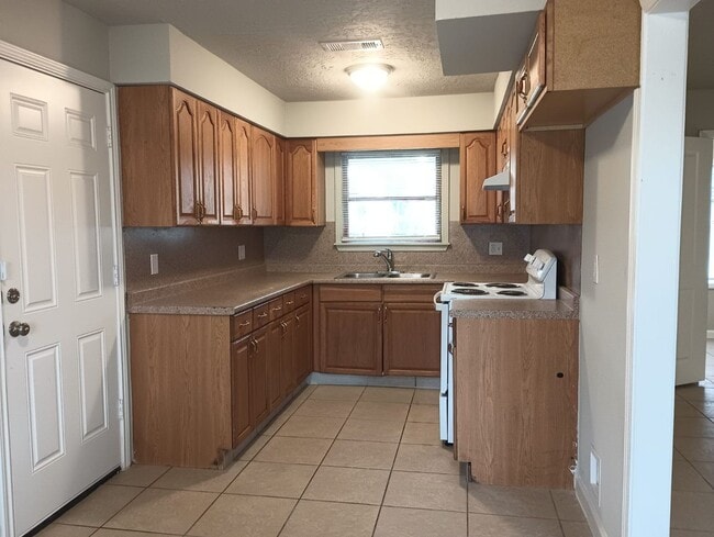 Building Photo - Cozy 2 bed / 1 bath - Move in Ready!