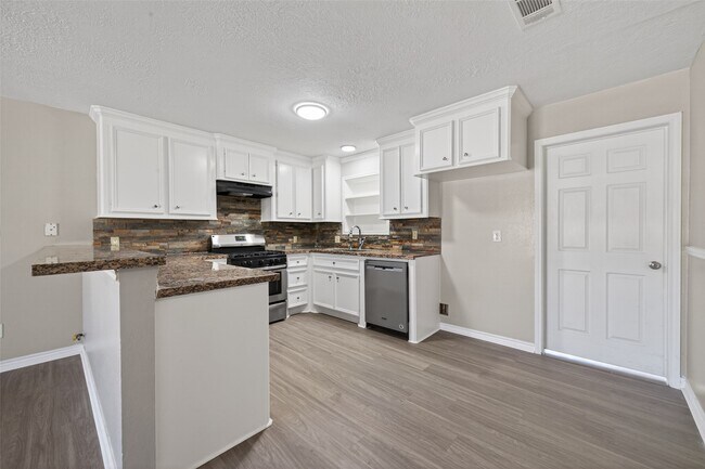 Building Photo - 210 N Shirley Ln