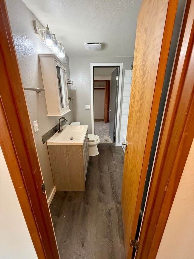 Building Photo - Welcome to this Charming 3 bedroom, 2 bath...