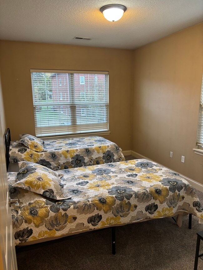 Building Photo - 613 Grandview Ct