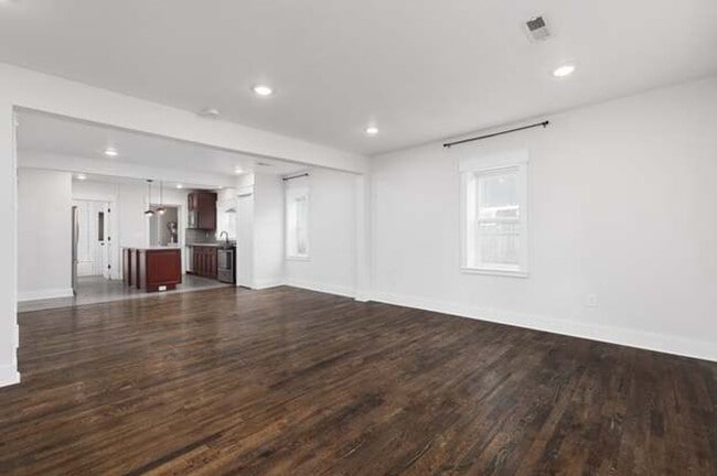 Building Photo - 1620 14th Ave N