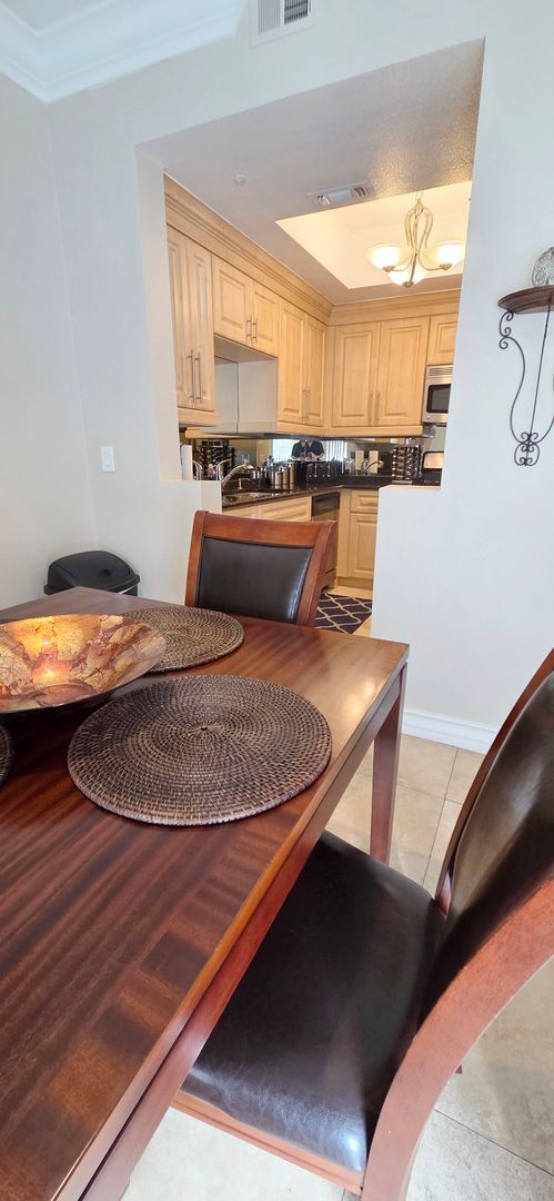 Building Photo - Short or long term available! Beautiful furnished 1 bedroom located in the heart of the strip!