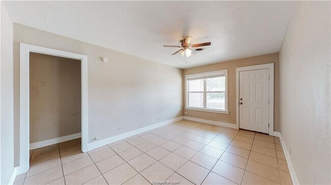 Building Photo - HUGE 4/4 in Eastgate!!