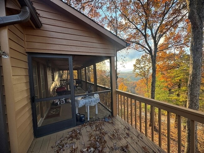 Building Photo - 664 Fox Run Dr