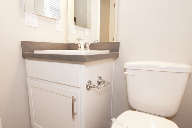 Building Photo - Clean, modern, move-in ready townhouse!