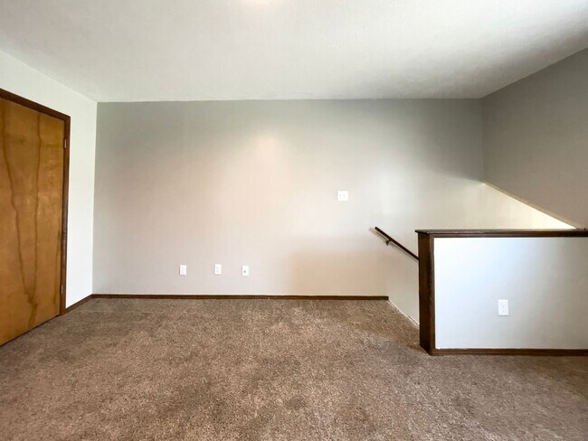 Building Photo - 2213 E Memorial Dr