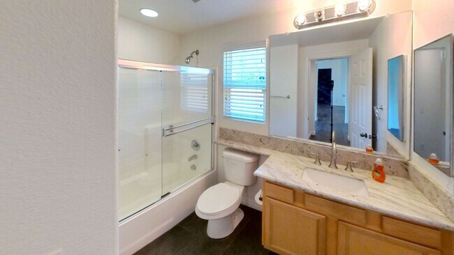 Building Photo - Spacious 4 Bedroom 3 Full Bathroom Home in...