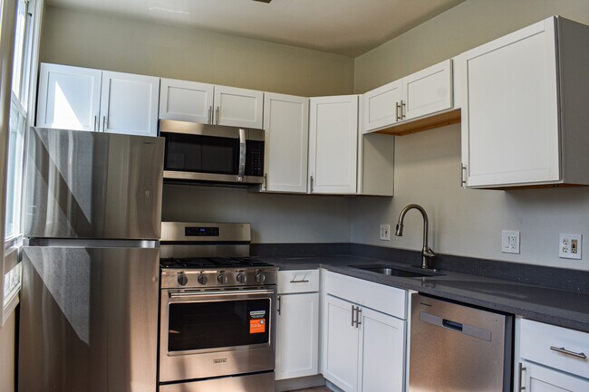 Building Photo - 1008 Garnett Pl