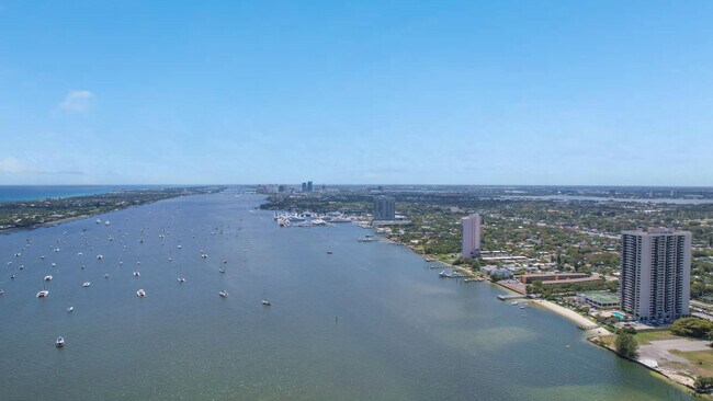 Building Photo - 5600 N Flagler Dr