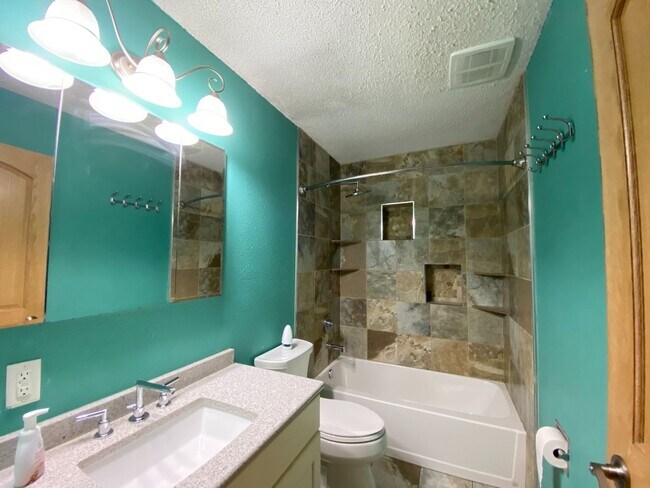 Building Photo - 4 Bedroom Townhome by Moorhead High School!