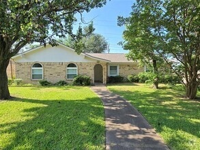 Building Photo - 1000 Springdale Rd