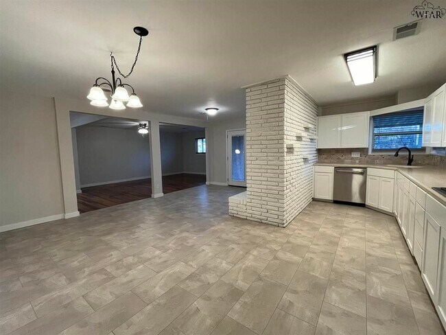 Building Photo - 2711 Chase Dr