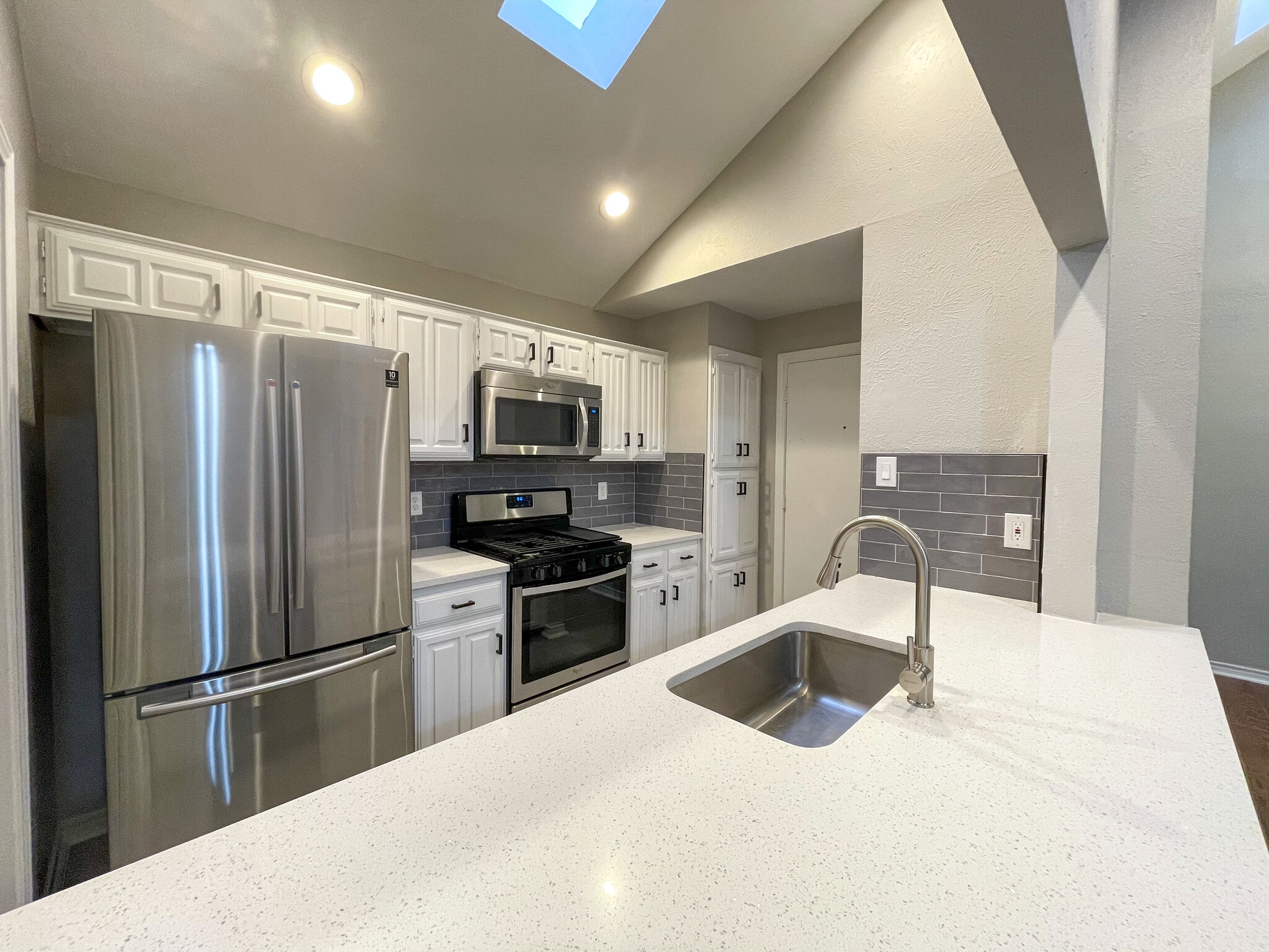 ss appliances - 812 Via Madonna