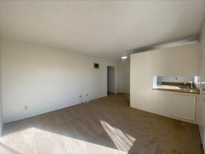 Building Photo - GREAT PB LOCATION! On Site Laundry! Spacious Bedroom!