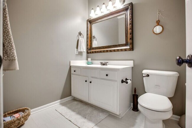 Building Photo - Pristine 5 Bed Fenced Franklin Home!