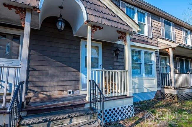 Building Photo - 216 E 7th St