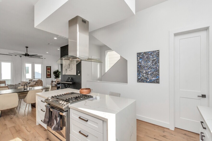 Kitchen - 1815 Elite Dr