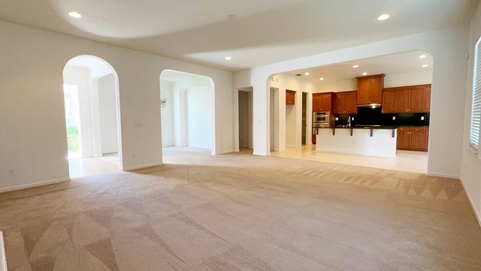 Building Photo - 620 W Privado Way