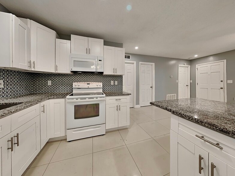 Building Photo - 6099 Colchester Ave