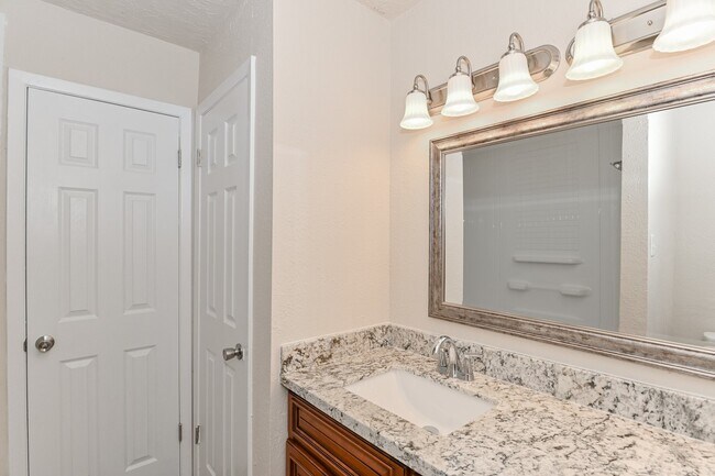 Building Photo - 3 BEDROOM HOUSE FOR LEASE