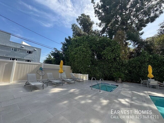 Building Photo - 8530 Holloway Dr