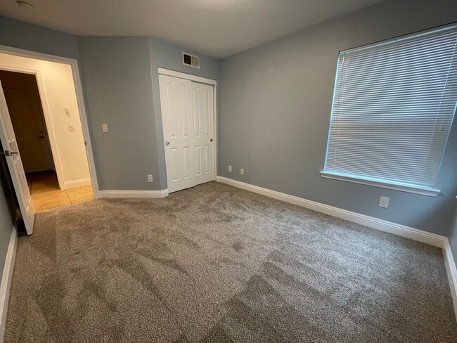 Building Photo - Freshly Updated & Move-In Ready