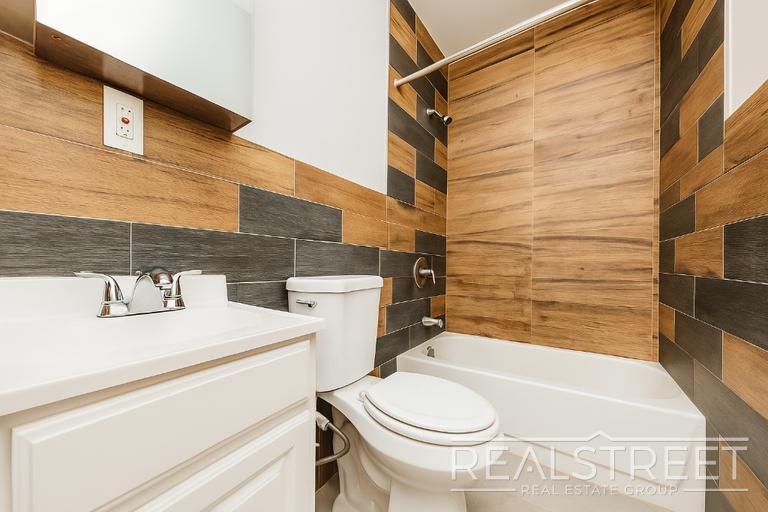 Building Photo - 2 Bedroom with Private Backyard right near...