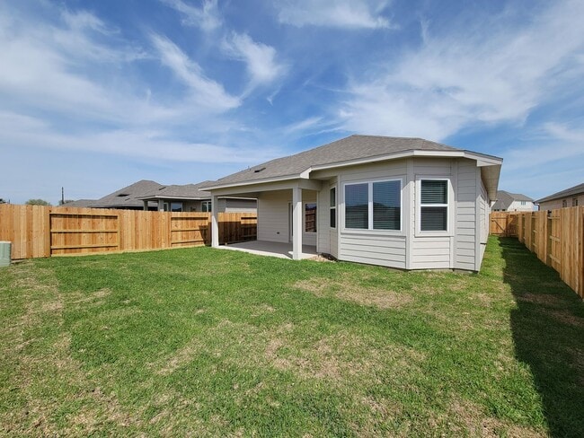 Building Photo - Single-story layout features a bright, open concept living area, dining space, and kitchen. Pebbl...