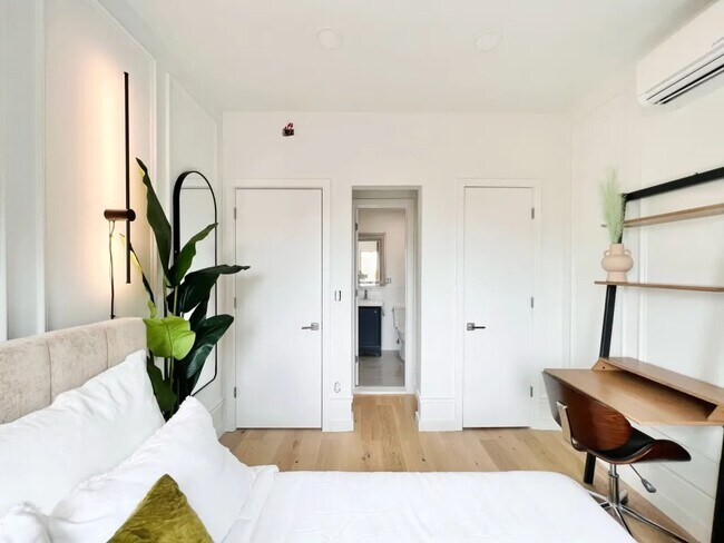 Building Photo - Furnished room/NOT APARTMENT