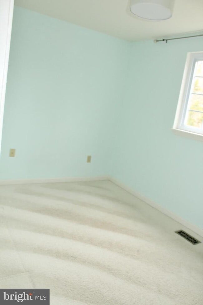 Building Photo - Large updated colonial with a one-car garage nestled at the end of a peaceful cul-de-sac!