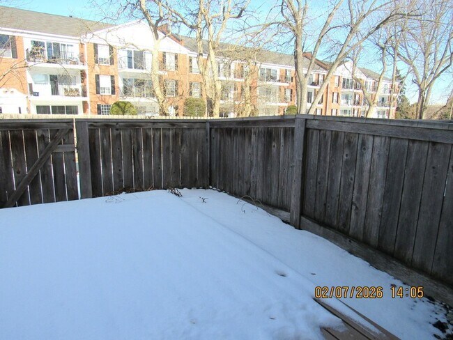 Building Photo - 718 Sturnbridge Ln