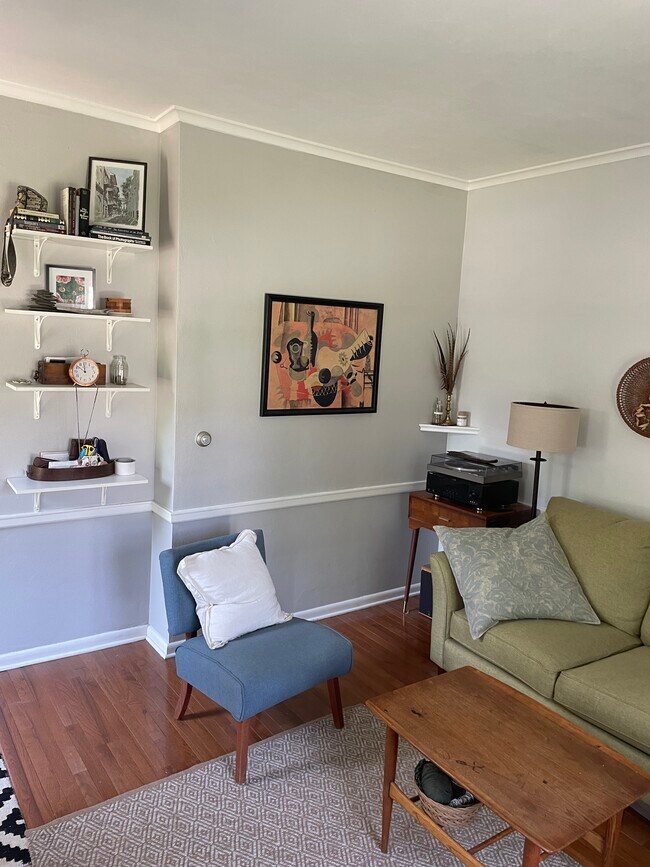 Great reading nook - 121 7th St