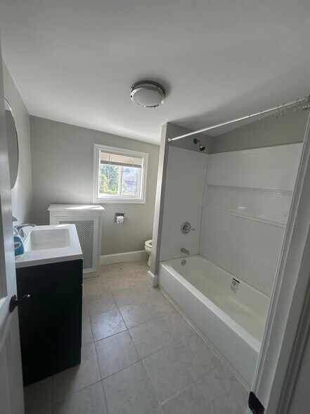 Bathroom - 2537 E Norris St